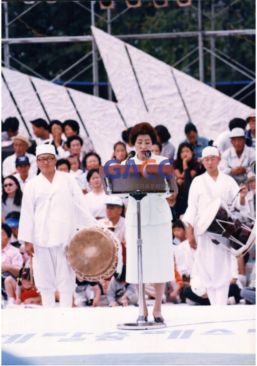 제2회 안동국제탈춤페스티벌 축제장을 찾아온 김대중대통령 영부인 이희호 여사 작은그림