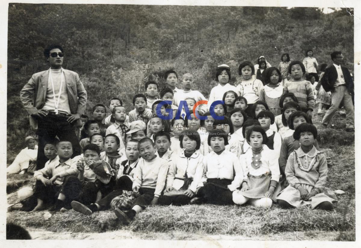 1974년 계곡초등학교 뒷동산 소풍 작은그림