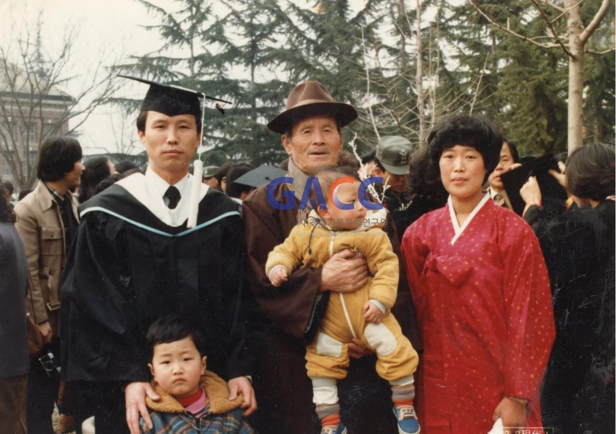1982년 남편의 졸업식 작은그림