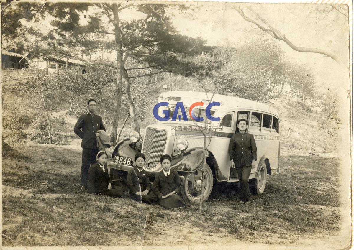 1935년경 묵계서원 앞 안동의 버스운전사 작은그림