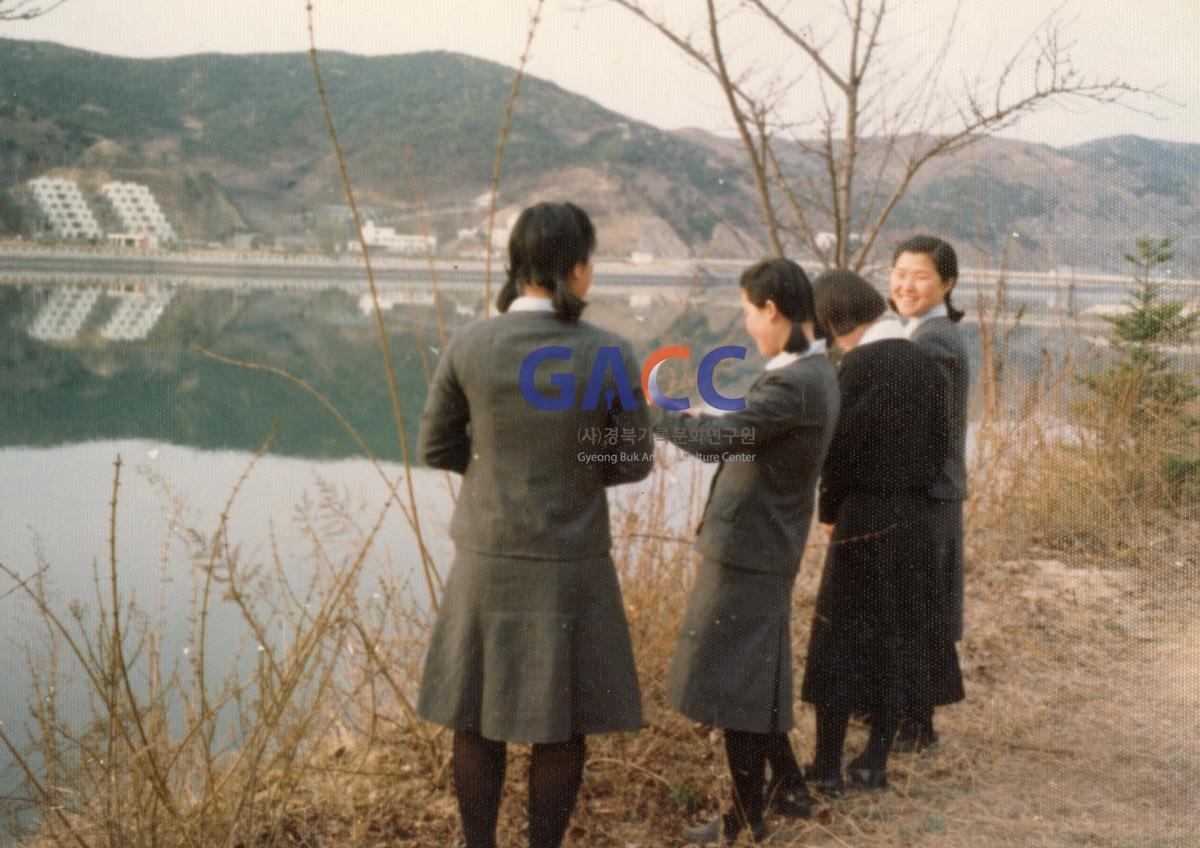 1970년대 후반 안동댐 민속촌에서 작은그림