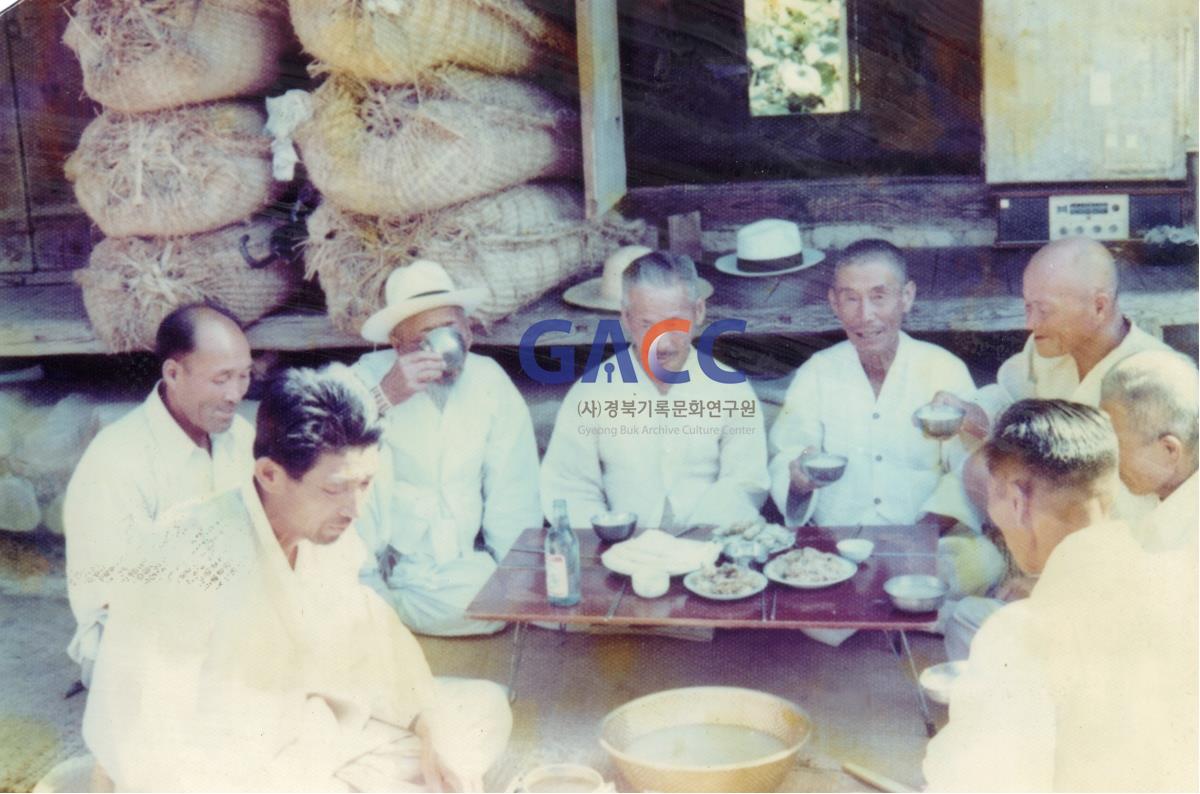 1962년 추수기의 막걸리 한잔 작은그림