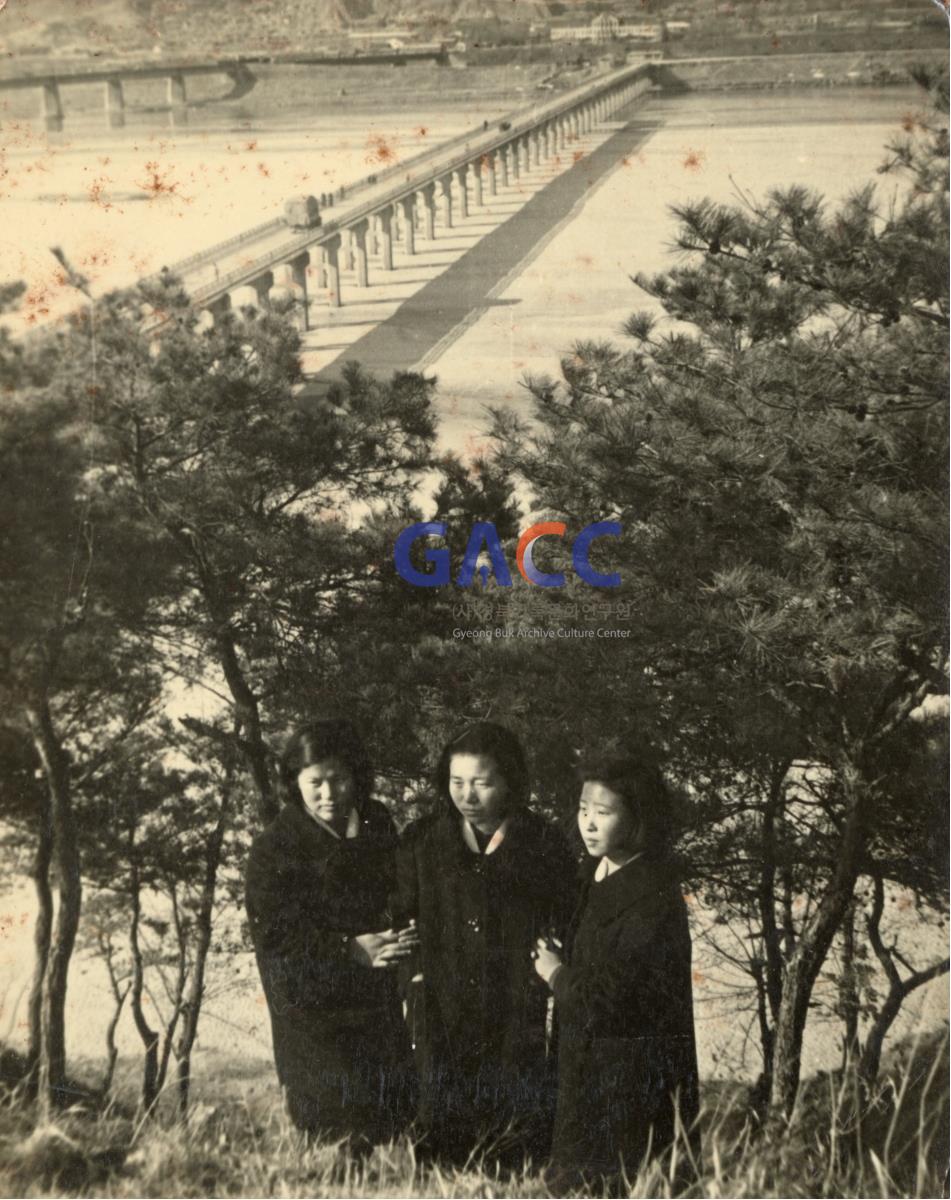 1968년 여고시절 영호루에서 작은그림