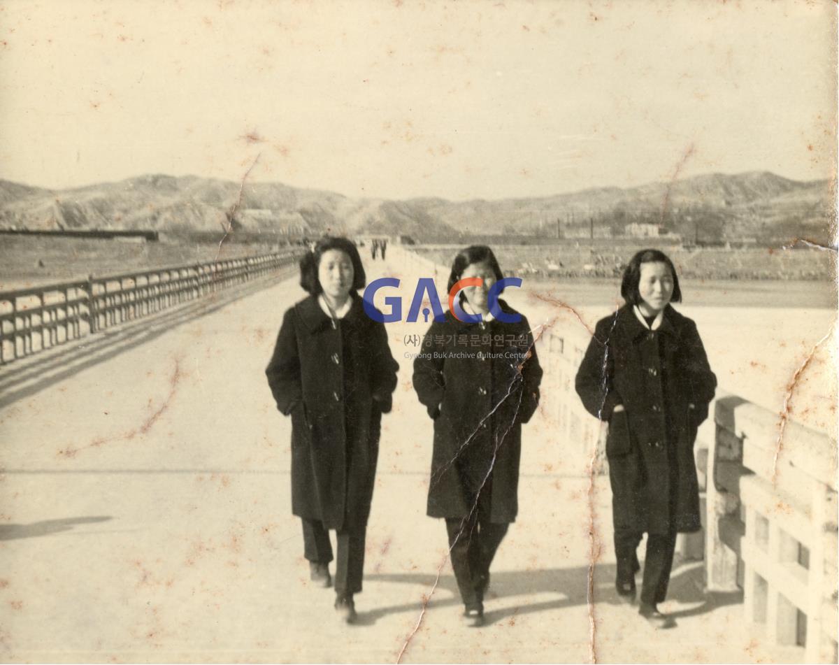 1968년 여고시절 안동교에서 작은그림