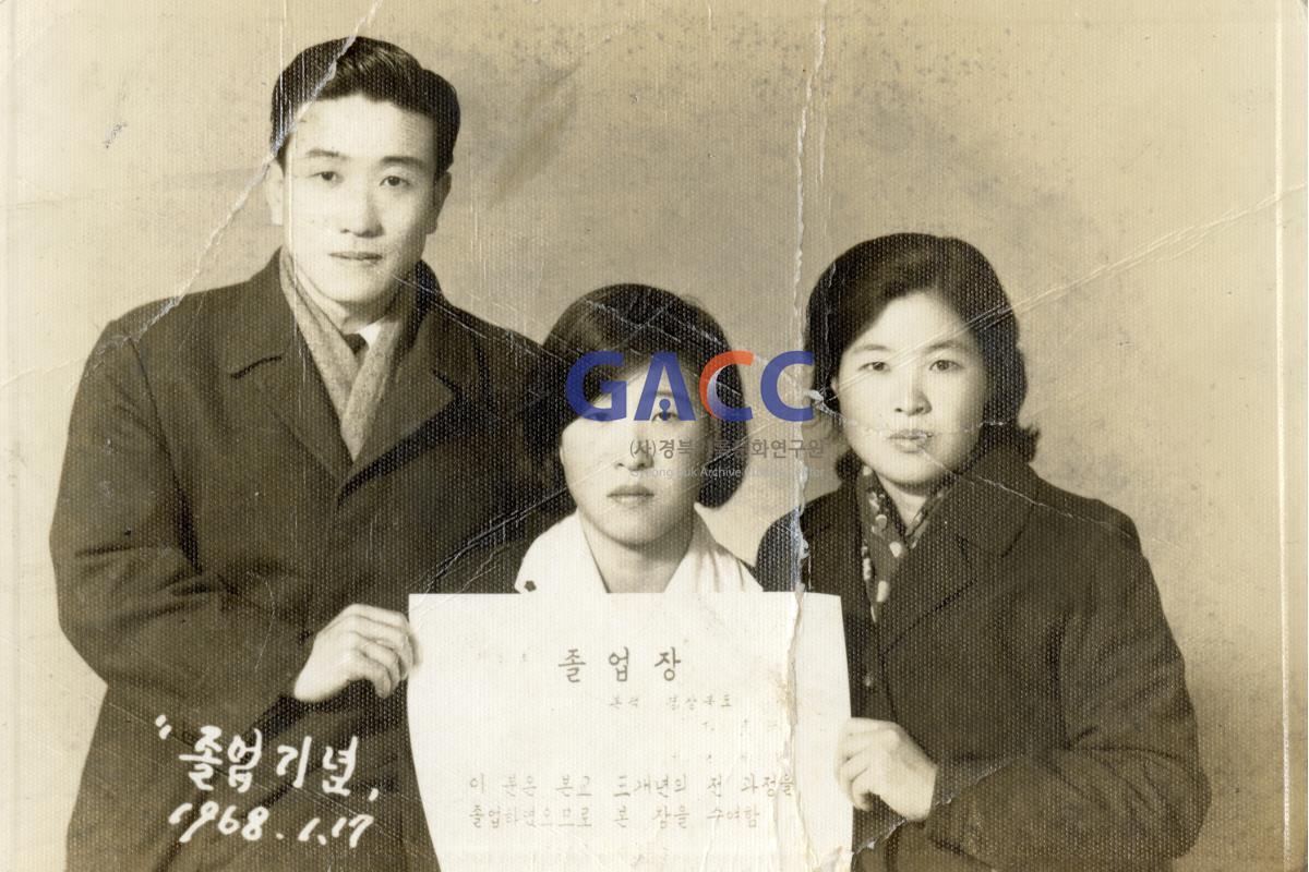 1968년 경안여상 1회 졸업기념 작은그림