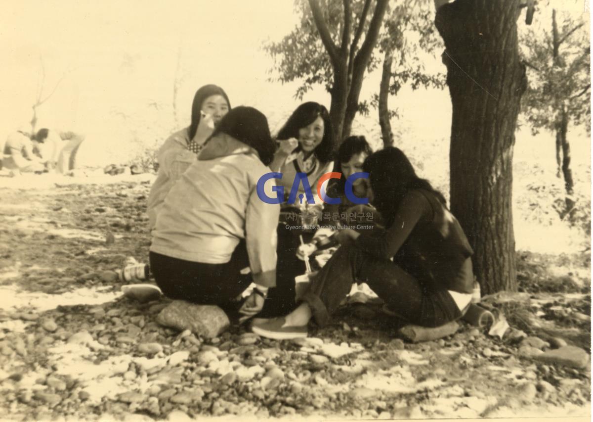 1970년대 처녀시절 친구들과 작은그림
